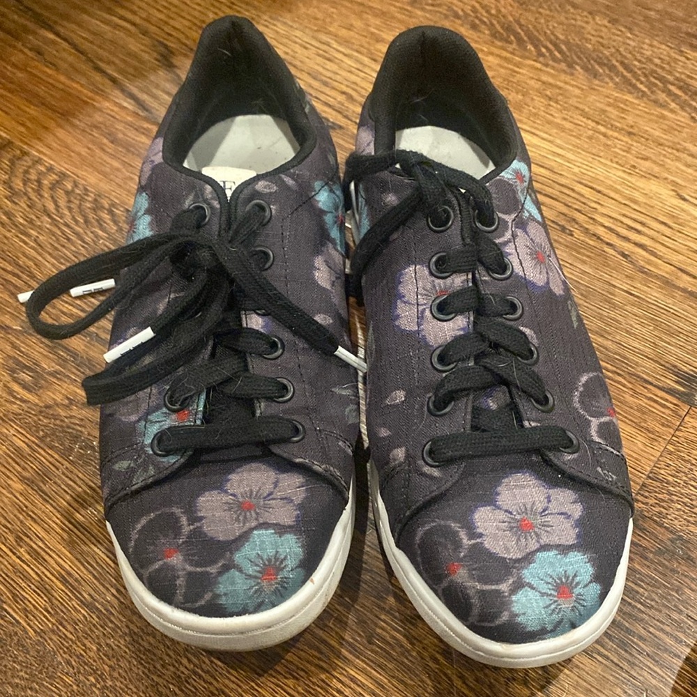 ED Ellen Degeneres Canvas Floral Chapala Lace Up Sneakers